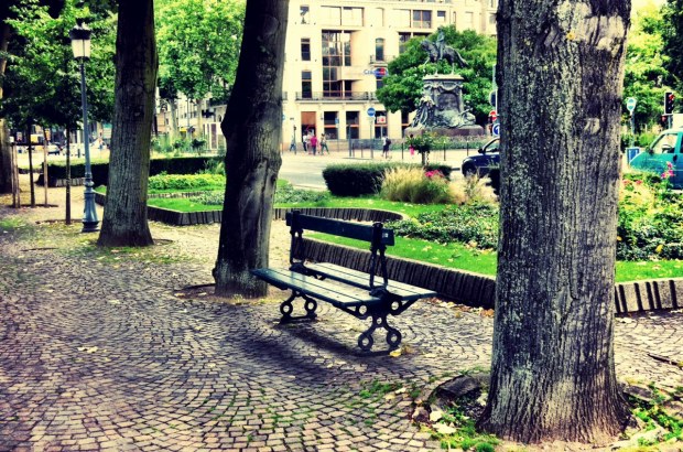A parc bench in the city